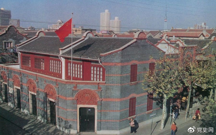 1921年7月23日 中國共產黨第一次全國代表大會在上海法租界望志路106號（今興業(yè)路76號）開幕。最后一天的會議轉移到浙江嘉興南湖的游船上舉行。 圖為中共一大會址。