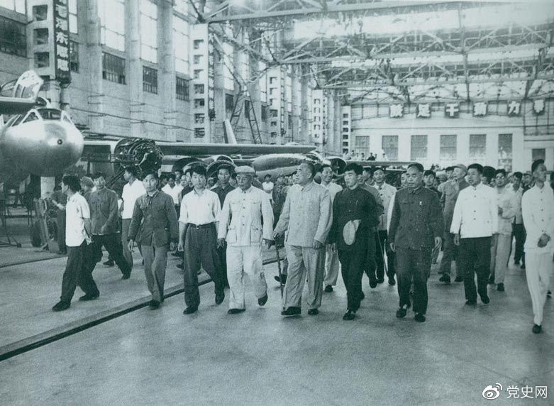 1964年7月31日，朱德視察哈爾濱飛機(jī)制造廠。