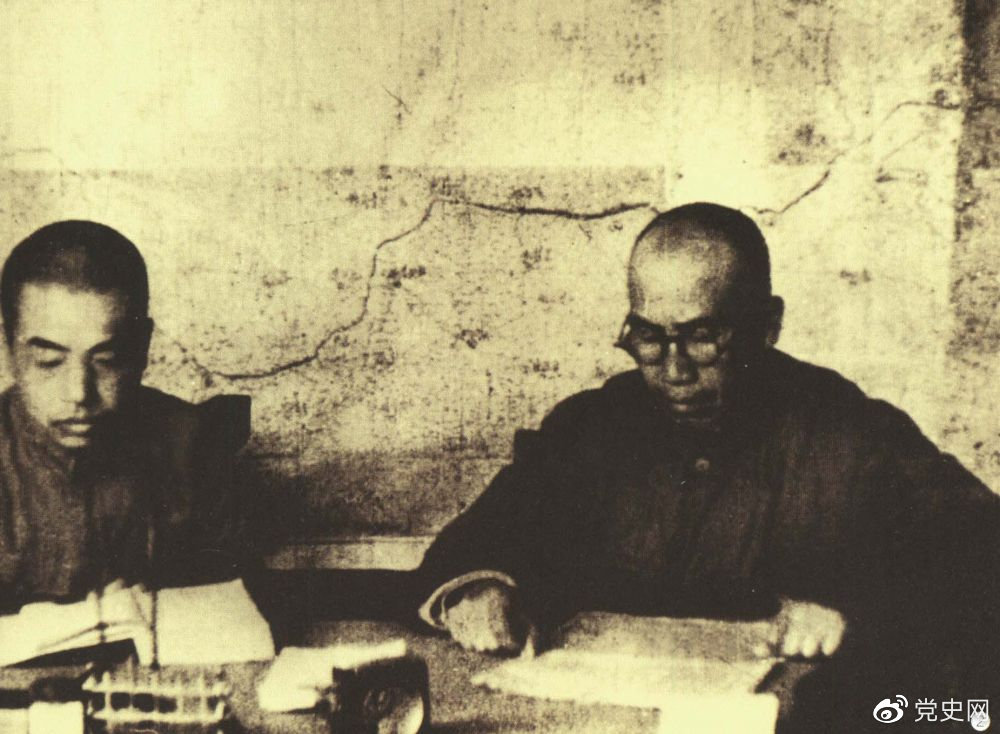 1945年8月，彭德懷任中央軍委副主席兼總參謀長，協(xié)助毛澤東、朱德指揮對日軍的大反攻。圖為朱德和彭德懷在延安。