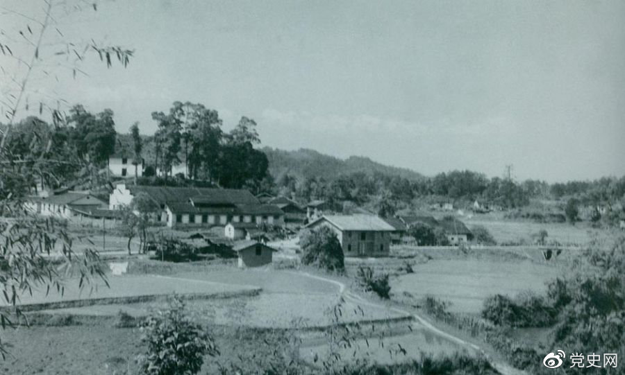 1934年8月，任弼時等率紅六軍團9700余人，從橫石和新江口出發(fā)，開始西征。圖為江西遂川縣橫石。