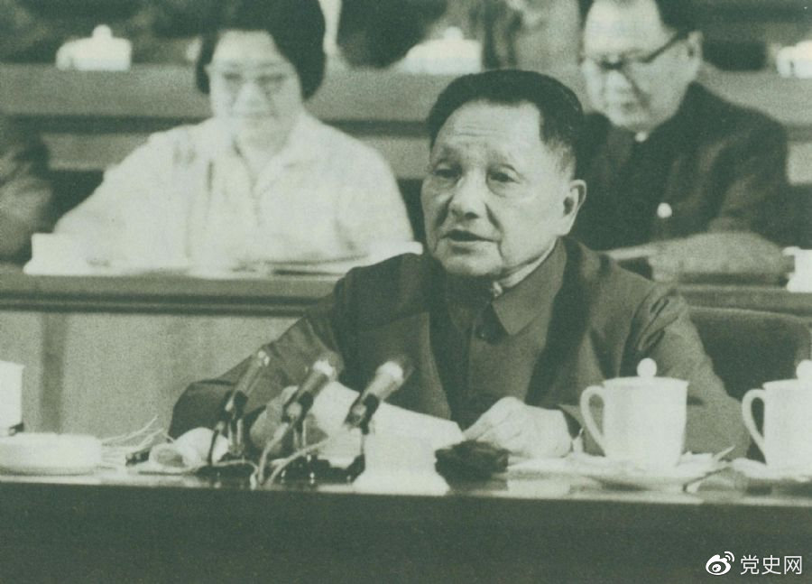 1977年8月18日，鄧小平在中國共產(chǎn)黨第十一次全國代表大會的閉幕會上提出：“一定要恢復(fù)和發(fā)揚毛主席為我們黨樹立的實事求是的優(yōu)良傳統(tǒng)和作風(fēng)。”