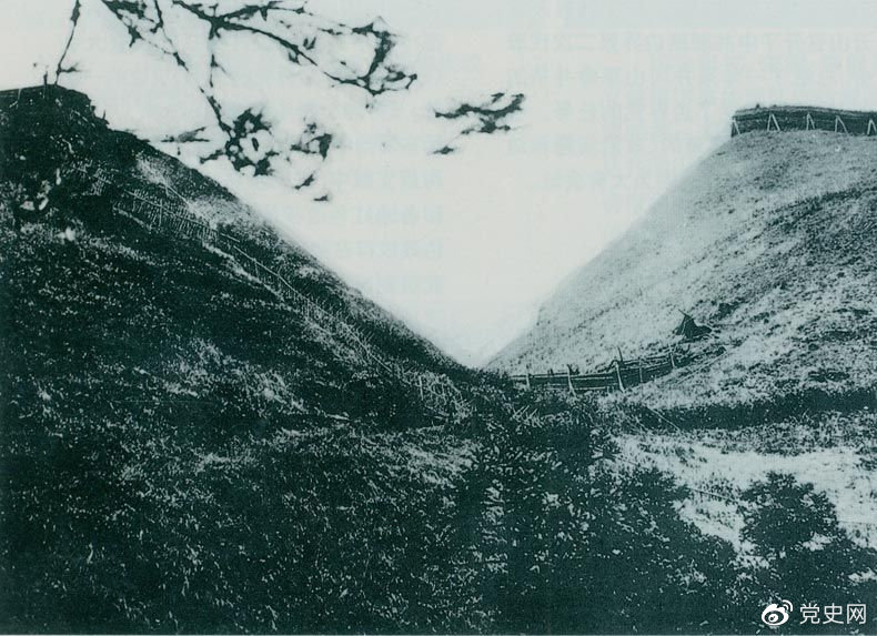 井岡山黃洋界哨口。1928年8月30日，紅軍以不足一個營的兵力，在這里擊退湘贛敵軍的進攻，取得黃洋界保衛(wèi)戰(zhàn)的勝利。至11月，紅軍又打破了兩省敵軍對井岡山根據(jù)地的第二次“會剿”。