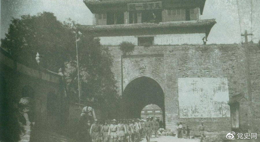 1945年8月下旬，八路軍解放山海關(guān)。