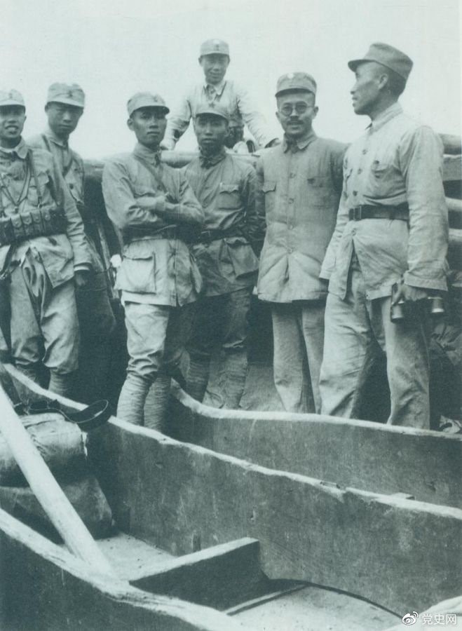 1937年9月，八路軍部分領(lǐng)導(dǎo)人率部東渡黃河，開赴抗日前線。圖為渡船上的八路軍領(lǐng)導(dǎo)人，前排右起：朱德、任弼時(shí)、左權(quán)。
