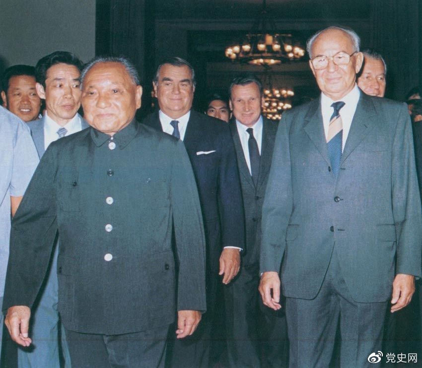 1988年9月5日，鄧小平在會見捷克斯洛伐克總統(tǒng)胡薩克時提出科學(xué)技術(shù)是第一生產(chǎn)力。